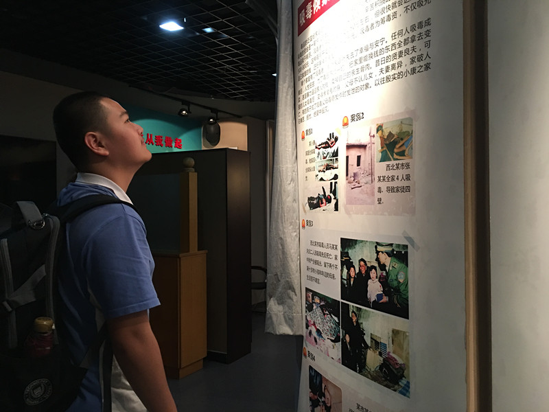 学生观看吸毒后危害.jpg